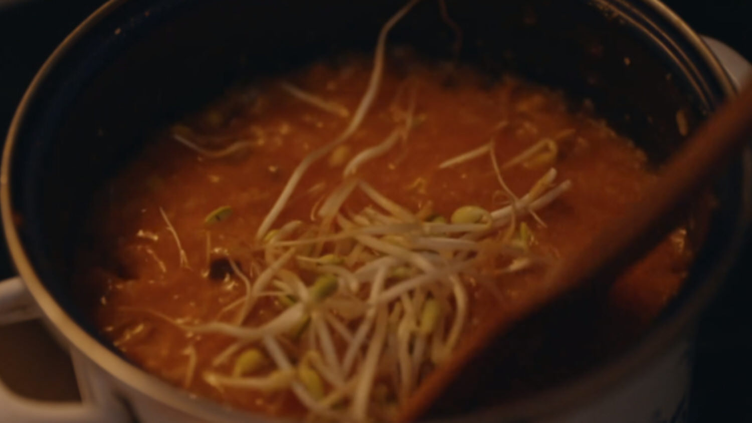 《來魔女食堂吧》第7集美食：媽媽的泡菜豆芽粥