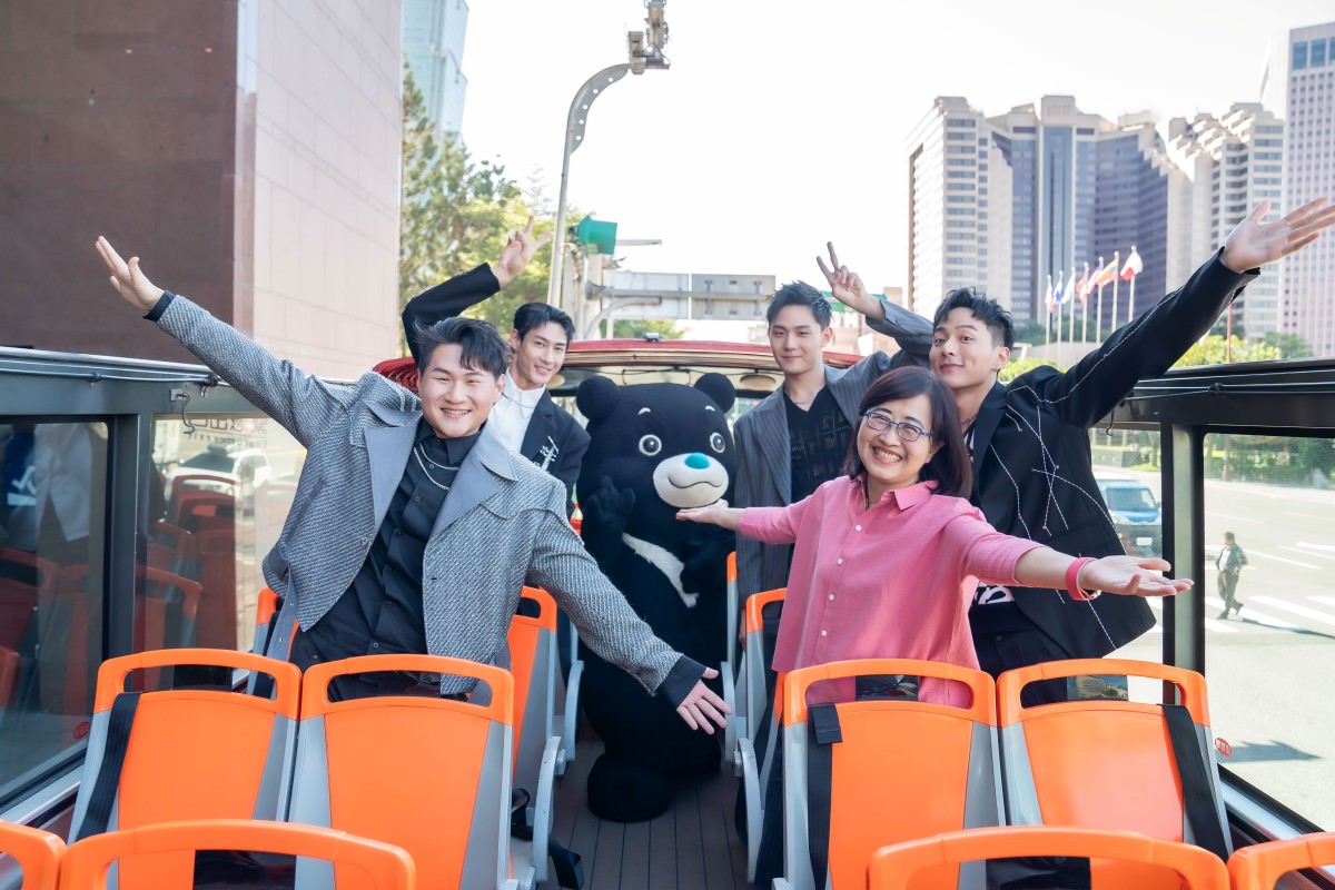 臺北市副市長林奕華與IT-BOYZ-一起搭乘雙層觀光巴士欣賞臺北美麗的城市風光