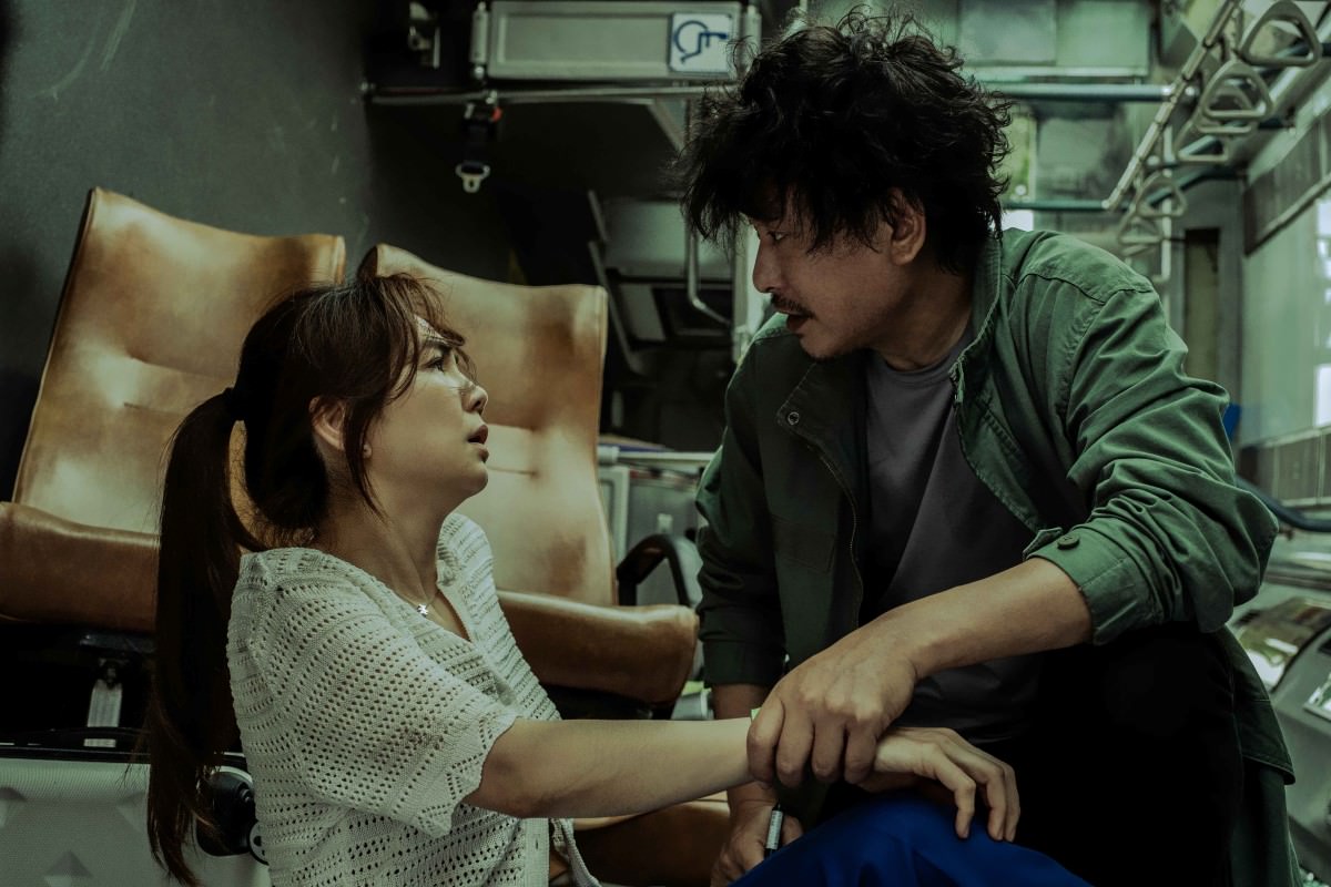 《生命捕手》Ella陳嘉樺（左）與王識賢戲裡初見面是在公車翻覆意外的殘破車體內。