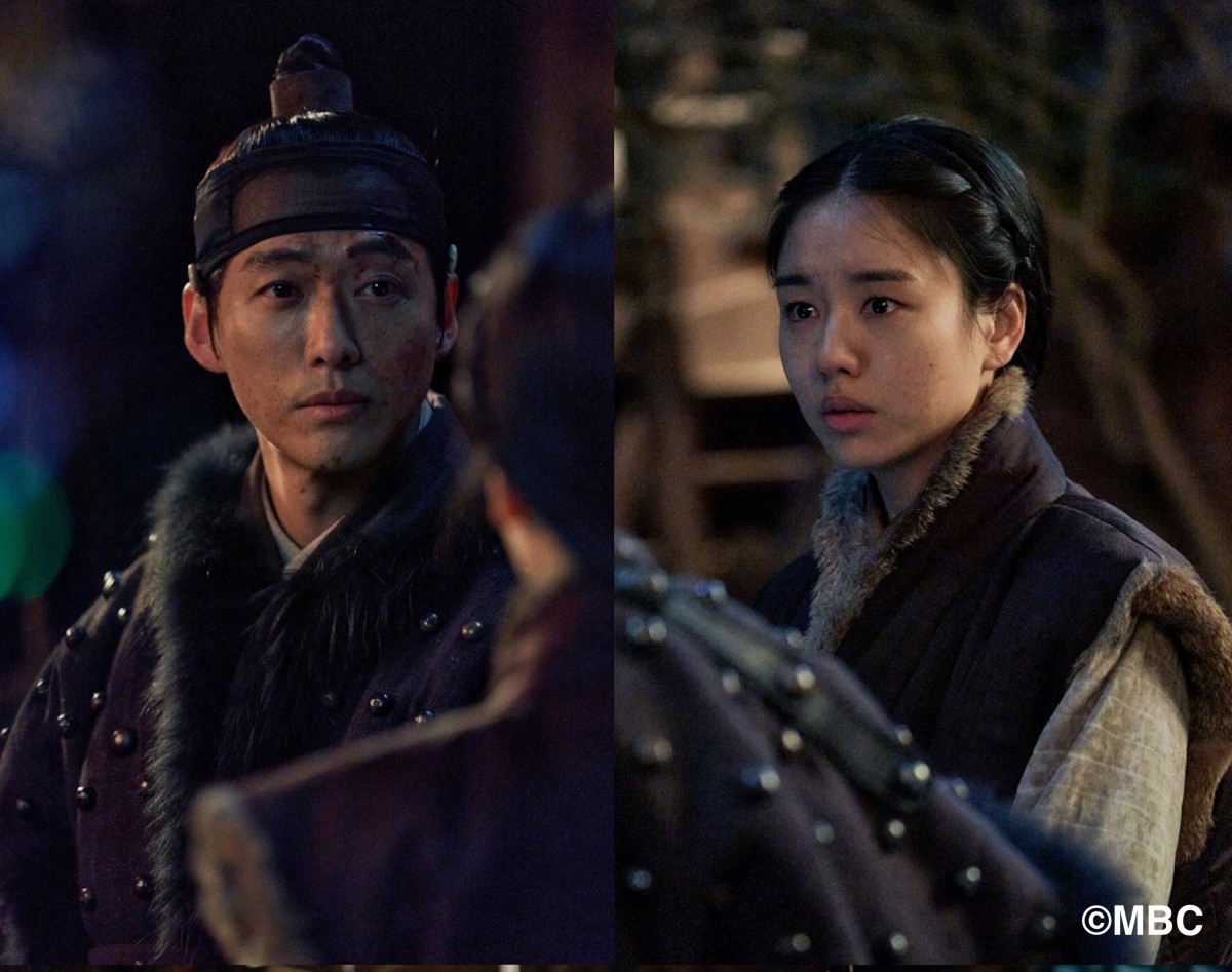 韓劇《戀人》南宮珉（左）與安恩真的戀情在戰火中逐漸萌芽。