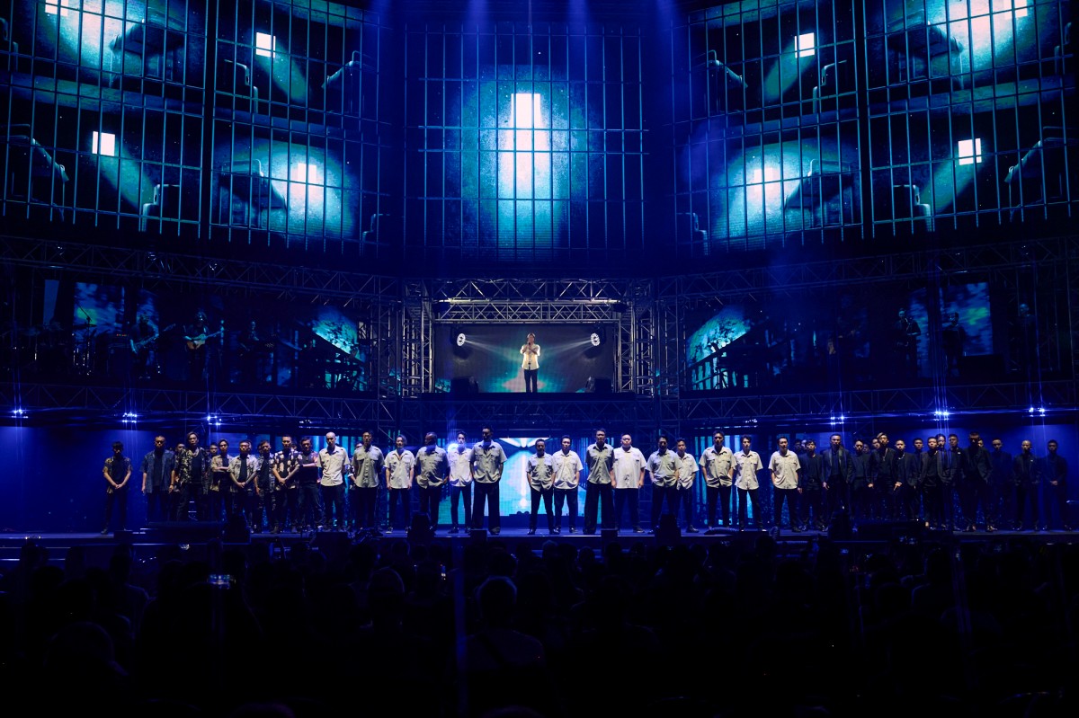 「角頭 GATAO 唱演會」荒山亮身著囚服站在舞台中央高台，領軍全體-70-位演員登台唱〈悲歌〉謝幕