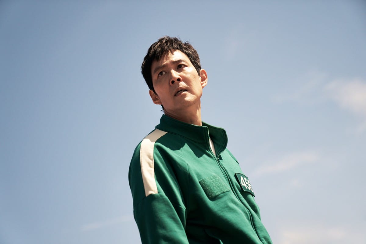 Netflix《魷魚遊戲2》成奇勳(李政宰-飾)如果要結束這個遊戲，必須重新加入其中