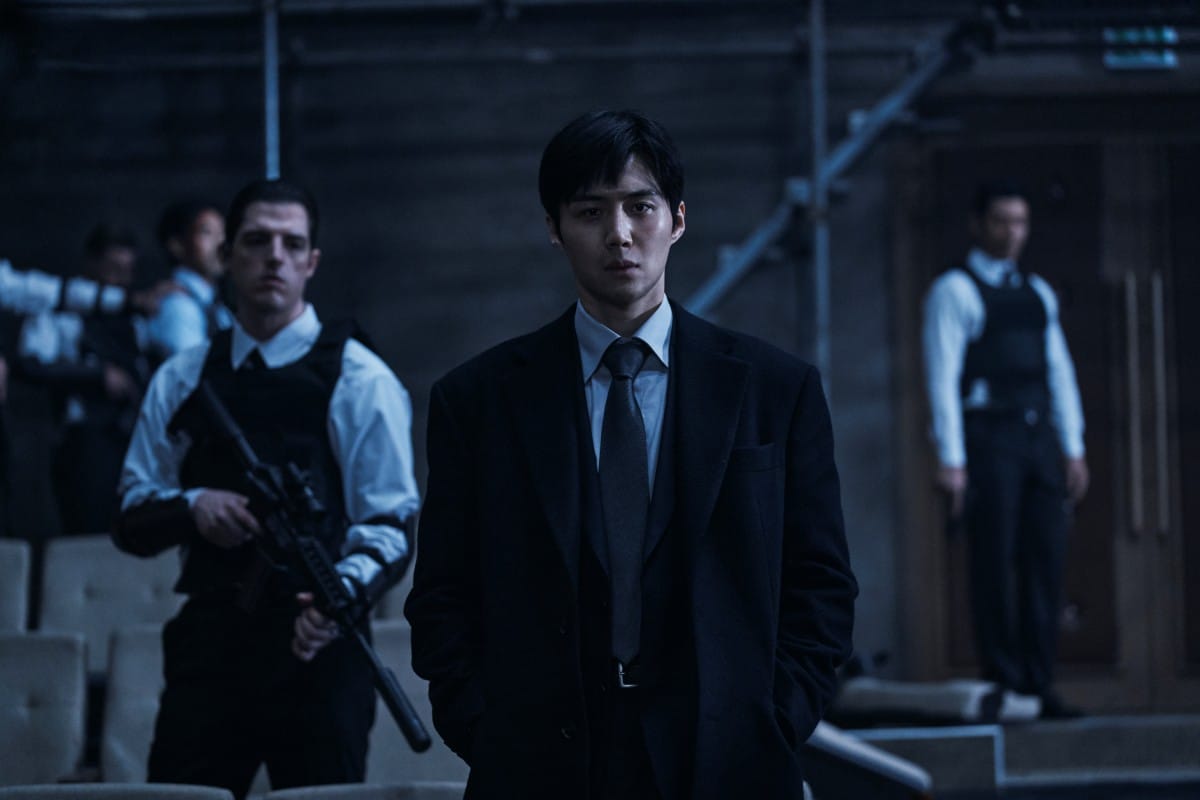今夏最強血腥動作片《暴君》4集一次上線!《魔女》血腥美學回歸!金宣虎完美黑化、瘋批「爆頭哥」車勝元殺人不眨眼 - 第3張圖 Disney+韓劇《暴君》金宣虎、車勝元、金剛于、趙允秀