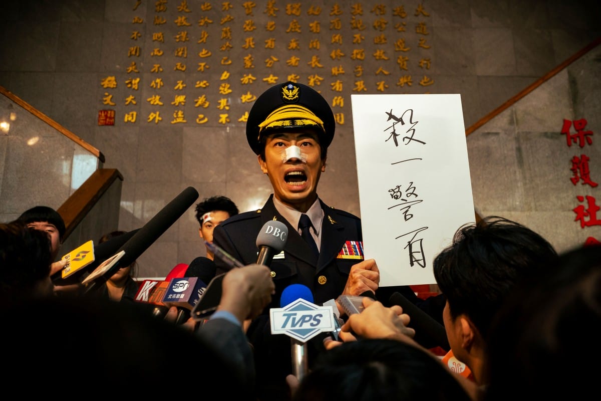 Netflix《正港分局》邰智源睽違十年回歸演出!成為「成語殺人魔」超離奇殺人手法+恐怖儀式曝光! - 第3張圖 Netflix《正港分局》分局長馬念先寫錯成語「殺一警百」引出殺人魔