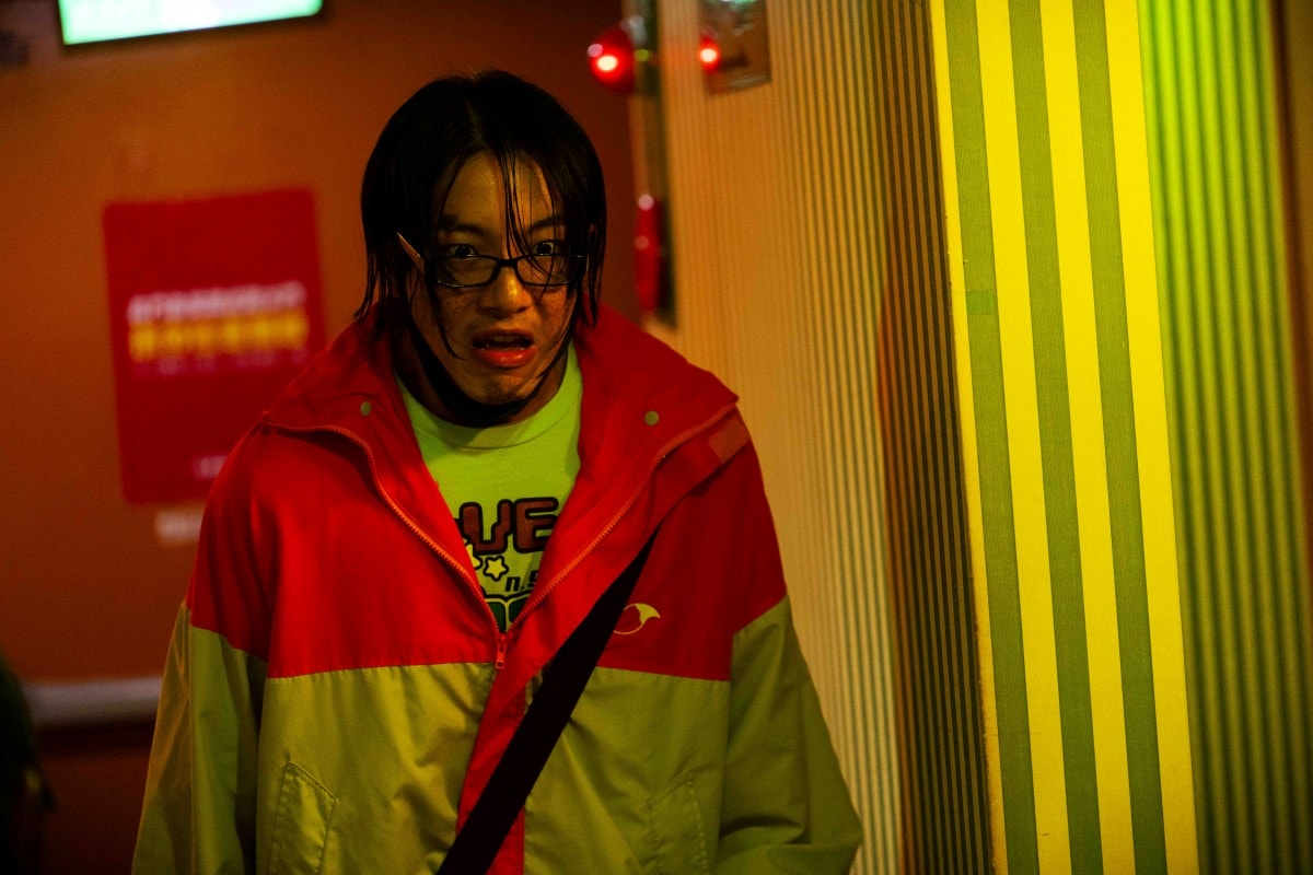 Netflix《正港分局》全員超瘋演出:許光漢高唱洗腦「瑪爾濟斯之歌」!楊祐寧「變態殺人魔」瘋魔演出、坤達油頭瘋跳應援舞! - 第6張圖 Netflix《正港分局》謝坤達油頭反差造型嚇壞網友-憂「擔心之後難超越這個角色」