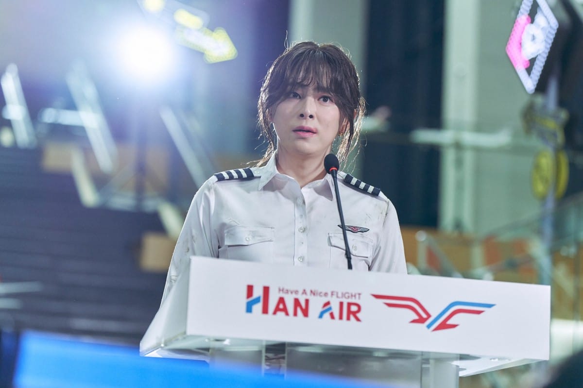 《變身機長》曹政奭扮女裝演到鬍渣冒出來！