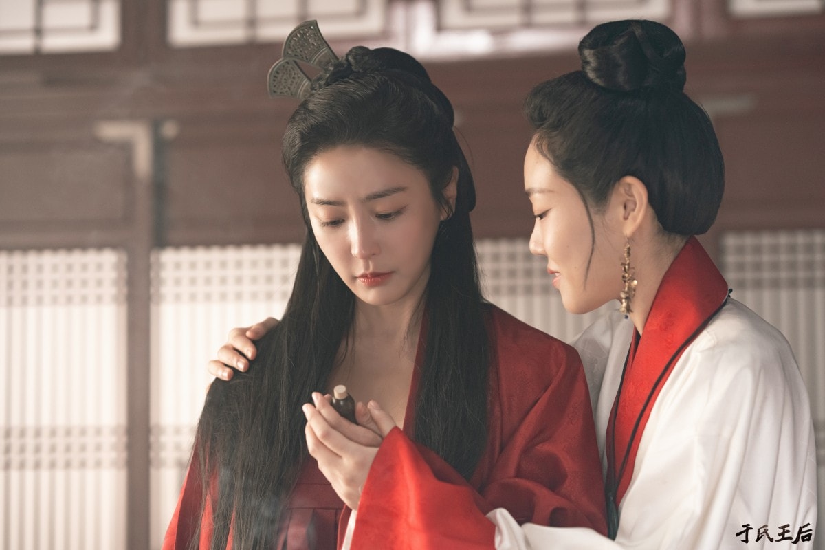 《于氏王后》鄭柔美（左）被宮中「神女」蠱惑，劇中上演大尺度激情戲