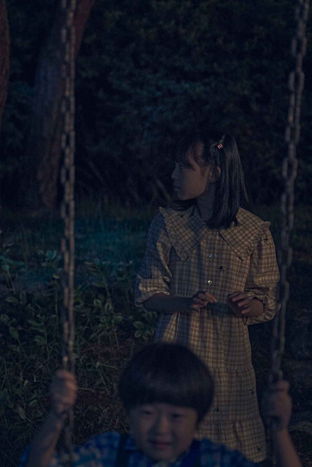 《鬼花園:詛咒》趙胤熙極端恐懼下,肢體呈現不符合人體工學扭曲凹折!金姝怜展現「非人」演技 - 第3張圖 韓國恐怖電影《鬼花園:詛咒》金姝怜在片中的一對兒女在花園撞鬼