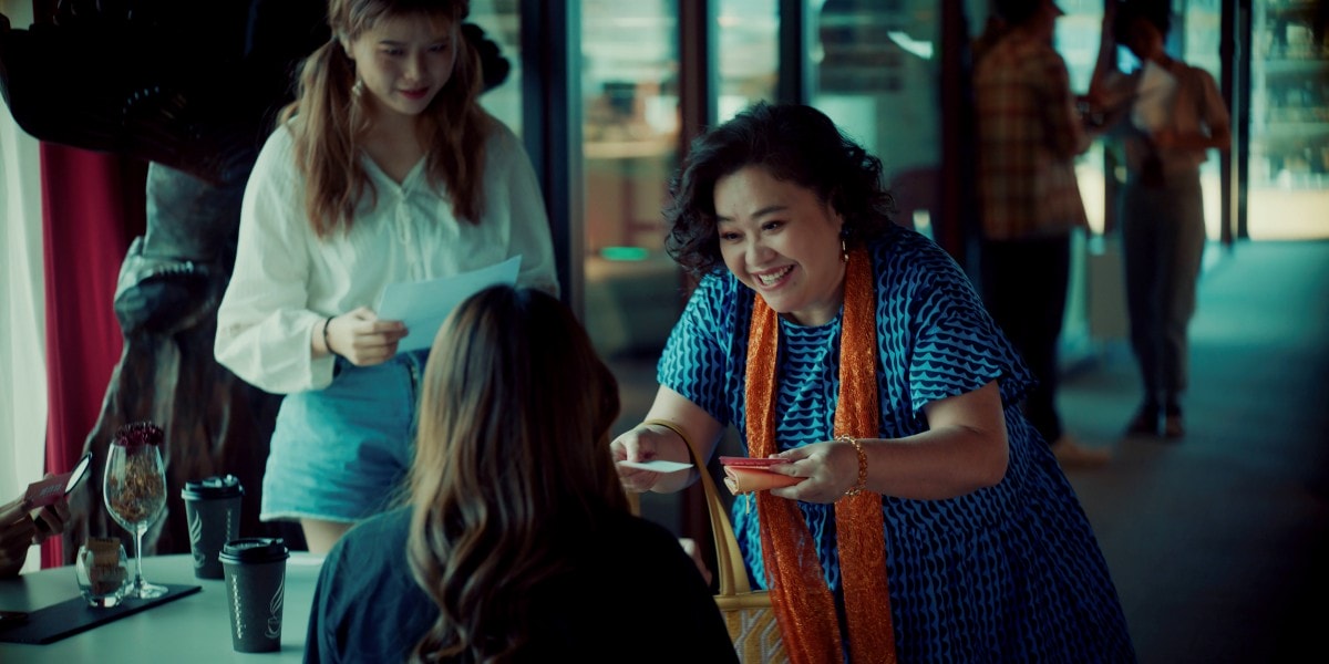 Netflix台劇《影后》薛仕凌與謝盈萱飾演夫妻檔!鍾欣凌、黃迪揚變身「經紀人」詮釋演藝圈生存戰 - 第4張圖 Netflix《影后》鍾欣凌飾積極推動新星的熱情經紀人
