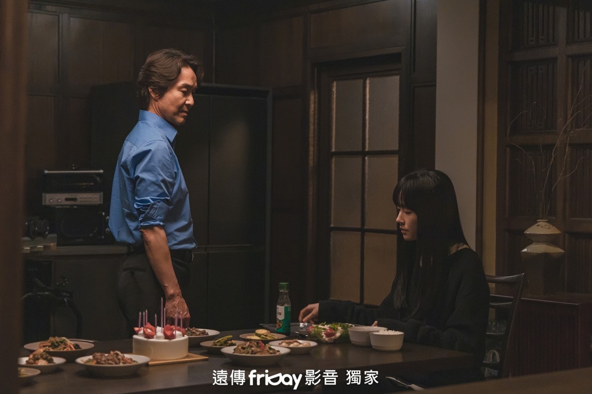 懸疑驚悚劇《如此親密的背叛者》韓石圭得知女兒與兇殺案秘密後陷入兩難!上演父女諜對諜攻防戰 - 第4張圖 《如此親密的背叛者》尹敬浩、吳娟受、蔡元彬、韓石圭、韓藝璃、盧載沅