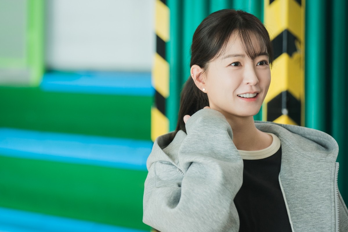 《愛在獨木橋》鄭裕美飾演朱智勳的青梅竹馬，雖然刻意避談彼此卻無法掩飾對對方的在意。