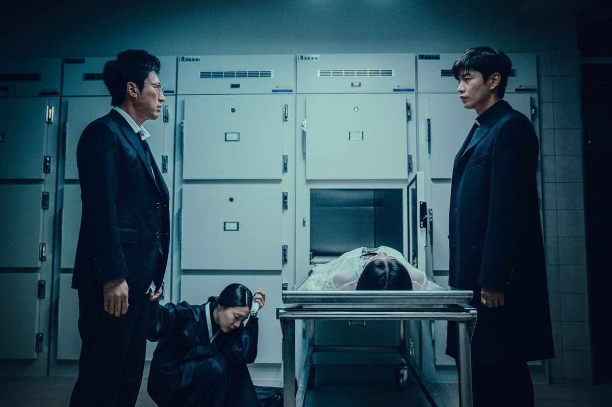 青龍影帝」朴新陽拍《破墓》團隊新作往生室遇靈異事件！