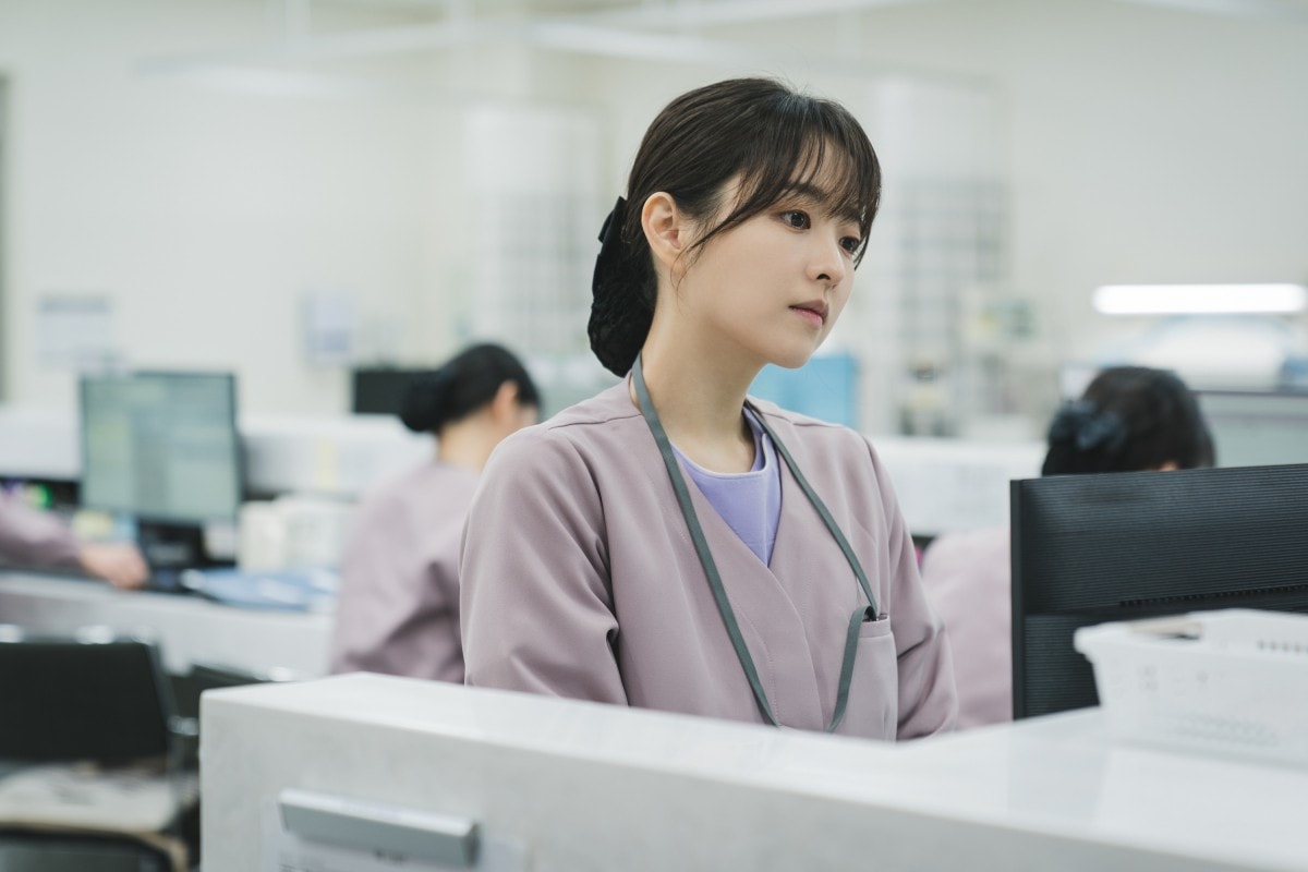 Disney+韓劇《照明商店》開播:金雪炫與嚴泰九在首播故事中揭開既驚悚又懸疑感滿滿「豔遇」故事! - 第4張圖 Disney+韓劇《照明商店》朱智勛、朴寶英