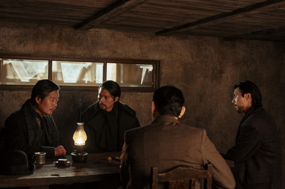 韓國年度戰爭鉅片《哈爾濱》玄彬飾演南韓獨立軍首領，率領眾人策畫暗殺任務（左起劉在明、玄彬、李棟旭）