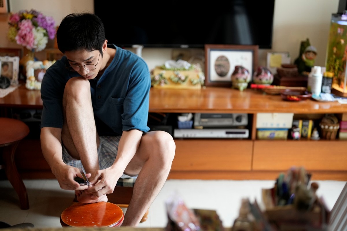 Netflix《童話故事下集》劉以豪床戰柯佳嬿數回 !「腳夾內褲丟床下」激情畫面曝光!喊「腦公、寶貝、波北、比鼻~」 - 第3張圖 Netflix台劇《童話故事下集》劉以豪剪指甲亂噴讓柯佳嬿直呼「已經不帥了」.