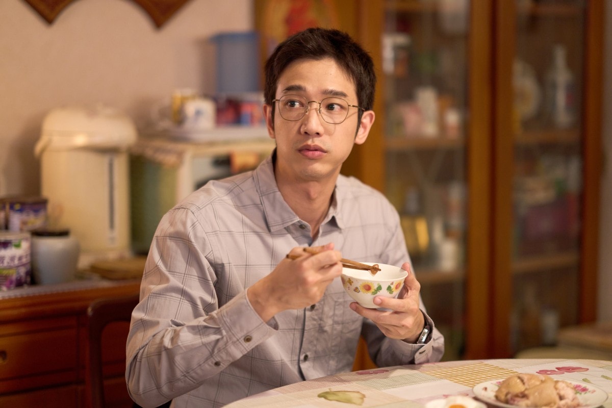 Netflix台劇《童話故事下集》潑辣人妻柯佳嬿嫁超級媽寶劉以豪!揭開童話故事下集是崩潰夫妻日常 - 第3張圖 Netflix台劇《童話故事下集》劉以豪飾演呆萌但不修邊幅的「媽寶人夫」曾學友