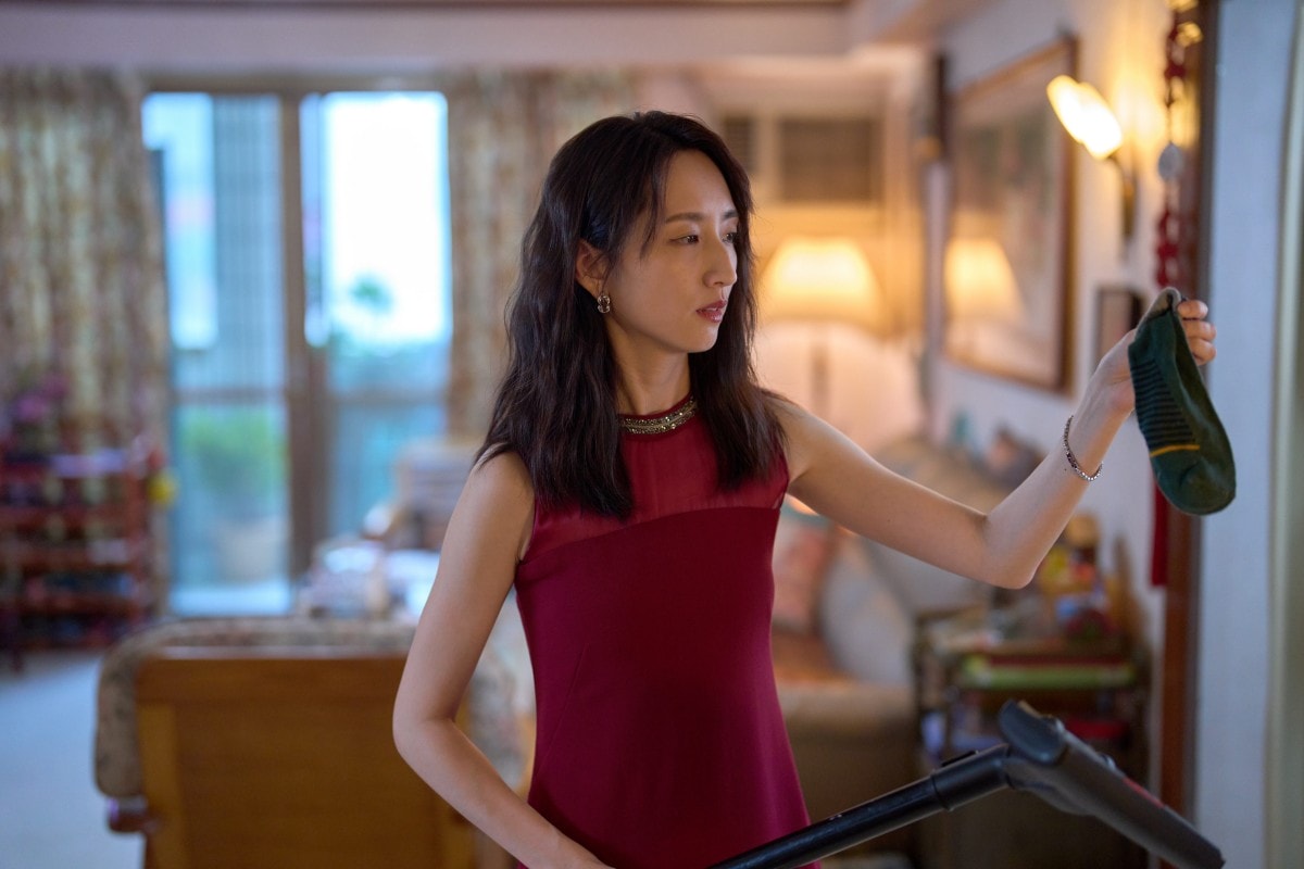 Netflix台劇《童話故事下集》佳嬿飾演潑辣厭世的人妻林宜玲，性格火爆厭世金句連發