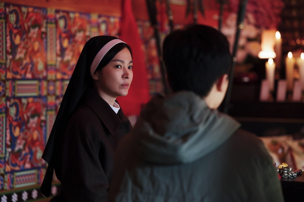 《黑暗榮耀》宋慧喬《黑祭司2：闇黑修女》扮修女為救少年不擇手段！