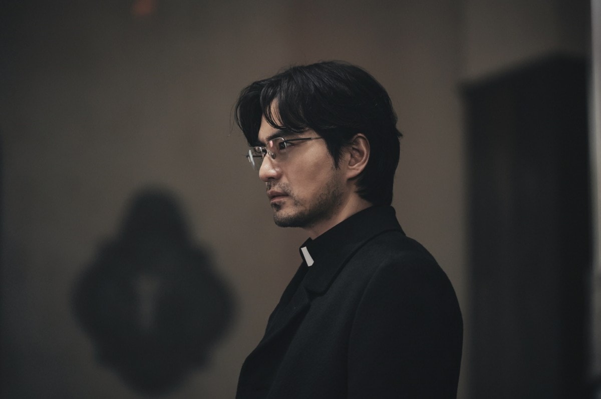 《黑祭司2：闇黑修女》李陣郁在本作中飾演相信醫學的神父