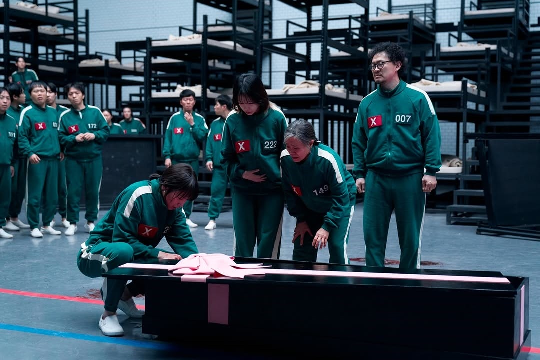 Netflix官宣《魷魚遊戲3》第三季6/27上線:「英熙哲秀」毛骨悚然現身!最終季血腥死亡遊戲殘酷登場! - 第4張圖 Netflix《魷魚遊戲3》朴成焄、柔理、姜愛心、梁東根劇照