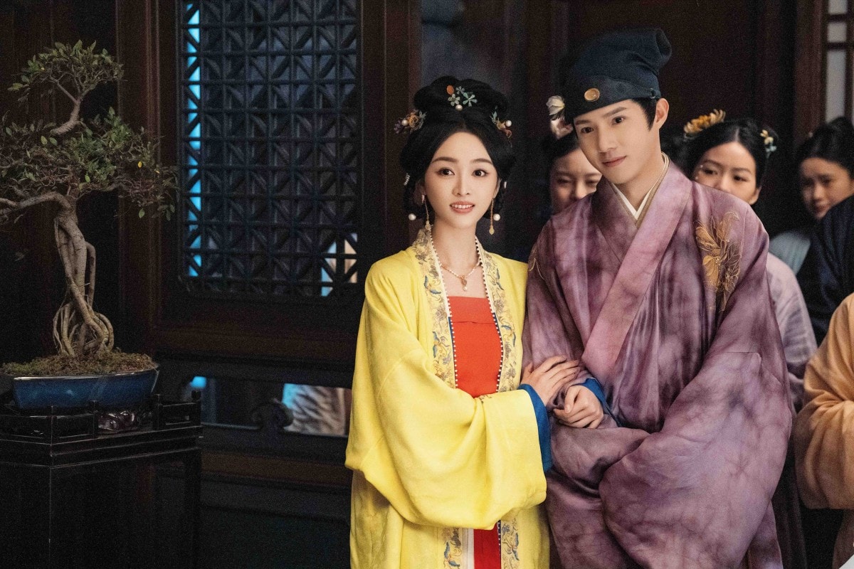 Netflix古裝陸劇《五福臨門》王星越戀上盧昱曉 歡喜冤家爭鋒相對+相愛相殺!6位性格迥異女子展開尋夫之旅 - 第5張圖 Netflix華語古裝愛情喜劇《五福臨門》吳宣儀飾演五位姐妹裡唯一出嫁、對夫婿管教甚嚴的酈家二女兒