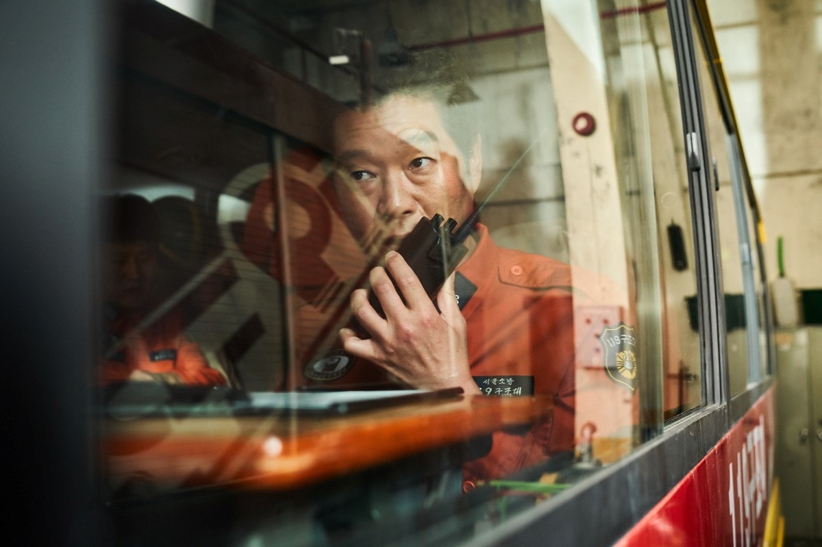 劉宰明退伍30年為《烈火救援》辛苦受訓：我們在夏天時拍攝，消防衣和消防裝備總共重達25公斤左右，大家都很辛苦