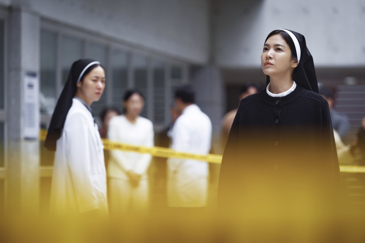 《黑祭司2：闇黑修女》宋慧喬和全余贇都是帶有「靈能」的修女，體質較為敏感，可聽得到、看得到或感受到靈的存在