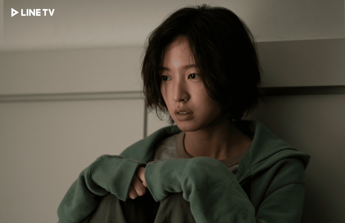 破格韓劇《S LINE》OH-MY-GIRL的成員Arin飾演陰鬱少女，童年目睹母弒父而有心理陰影