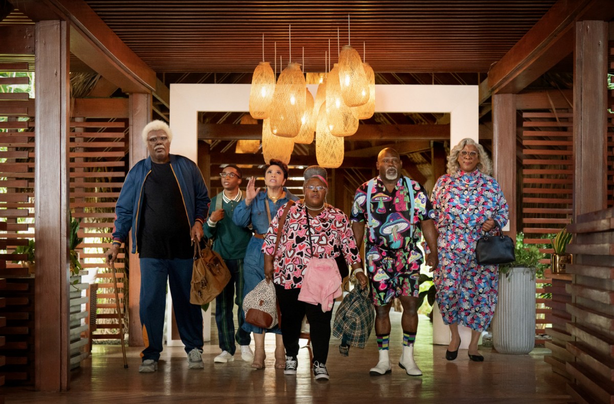 【2025 Netflix 7月片單推薦】韓戀綜《母胎單身戀愛大作戰》、姜河那驚悚片《牆外之音》、金南佶&金英光動作韓劇《槍口彼端》 - 第9張圖 Netflix電影《梅迪亞度假婚禮團》7/11