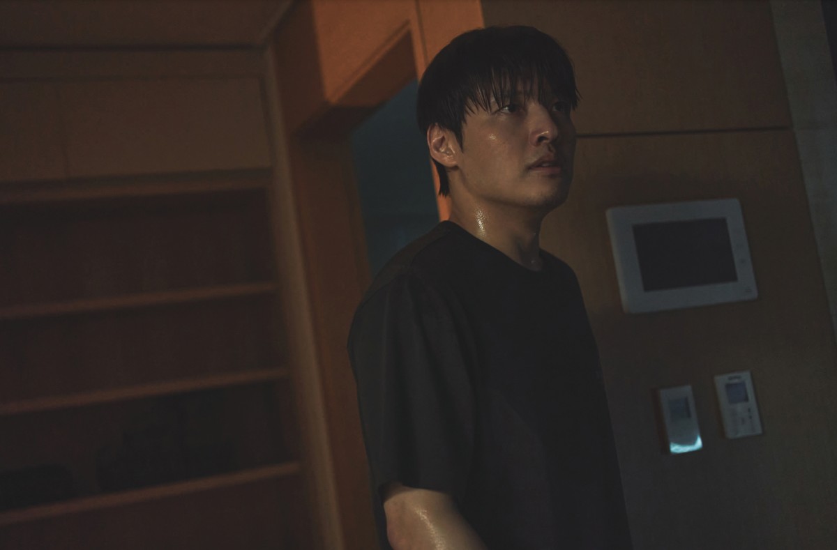 【2025 Netflix 7月片單推薦】韓戀綜《母胎單身戀愛大作戰》、姜河那驚悚片《牆外之音》、金南佶&金英光動作韓劇《槍口彼端》 - 第14張圖 Netflix影集《牆外之音》7/18