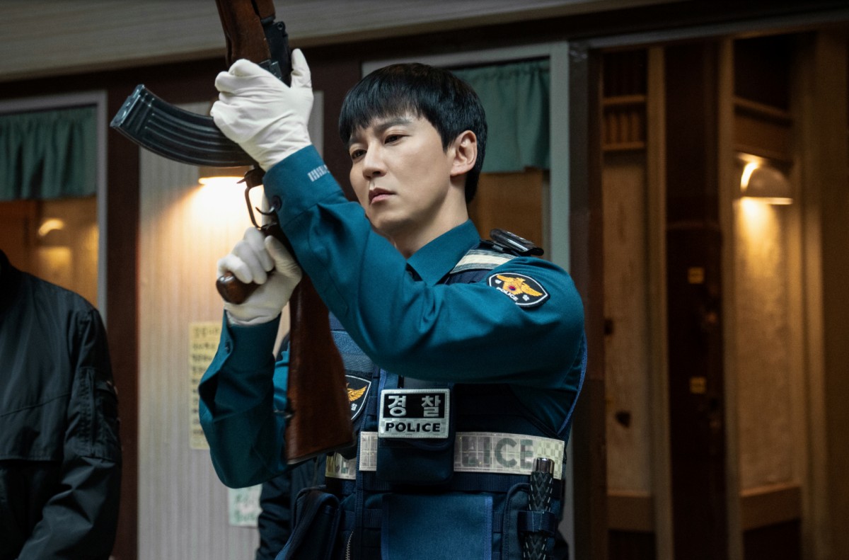 【2025 Netflix 7月片單推薦】韓戀綜《母胎單身戀愛大作戰》、姜河那驚悚片《牆外之音》、金南佶&金英光動作韓劇《槍口彼端》 - 第16張圖 Netflix影集《槍口彼端》7/25