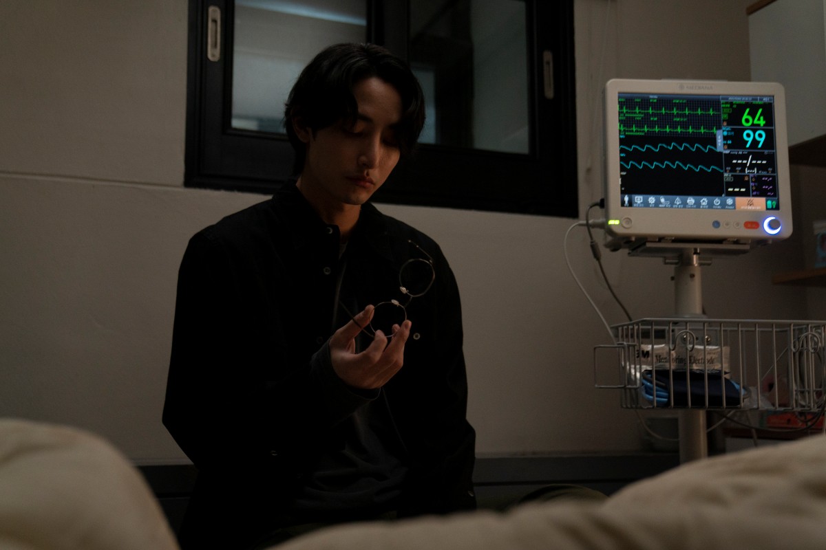 大尺度韓劇《S LINE》李洙赫飾演的刑警在暗房內與準人妻同事上演禁忌偷情，他的角色性關係複雜
