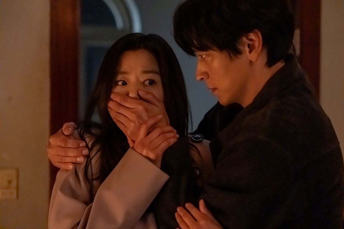 《暴風圈》首播即上演全智賢&姜棟元「貼身坐大腿」曖昧場面,大女主X忠犬保鑣粉絲直呼太好嗑! - 第1張圖 Disney+《暴風圈》全智賢&姜棟元
