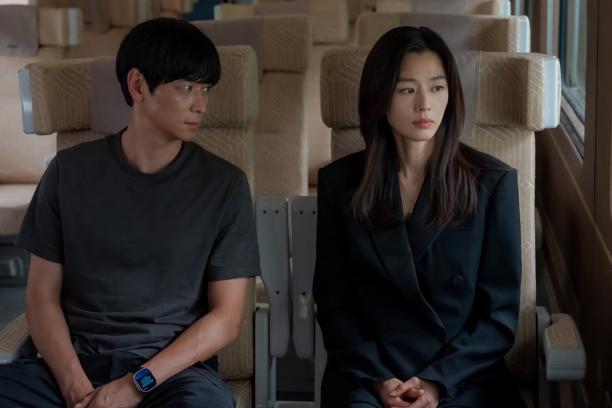 《暴風圈》首播即上演全智賢&姜棟元「貼身坐大腿」曖昧場面,大女主X忠犬保鑣粉絲直呼太好嗑! - 第2張圖 Disney+《暴風圈》全智賢&姜棟元
