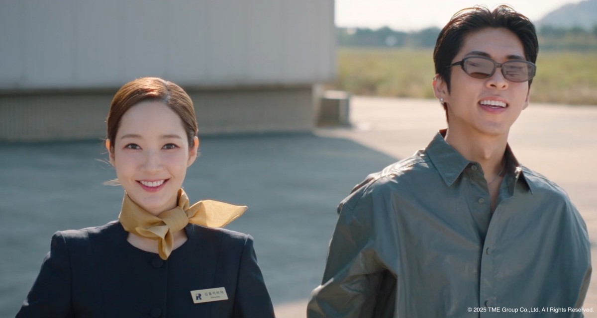 《行騙天下KR》朴敏英（左）為完成騙局成為航空公司空服人員，朱鐘赫偽裝成航空富二代。（圖片翻攝自Hami-Video影片）