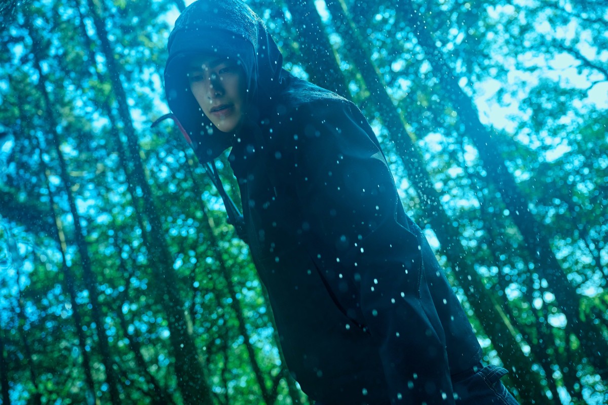 Netflix禁忌純愛校園台劇《如果我不曾見過太陽》11/13暗黑上線!曾敬驊化身「殺人魔」…戀上陽光少女李沐 - 第2張圖 曾敬驊化身「暴雨殺人魔」Netflix《如果我不曾見過太陽》揭露青春創傷與禁忌愛戀