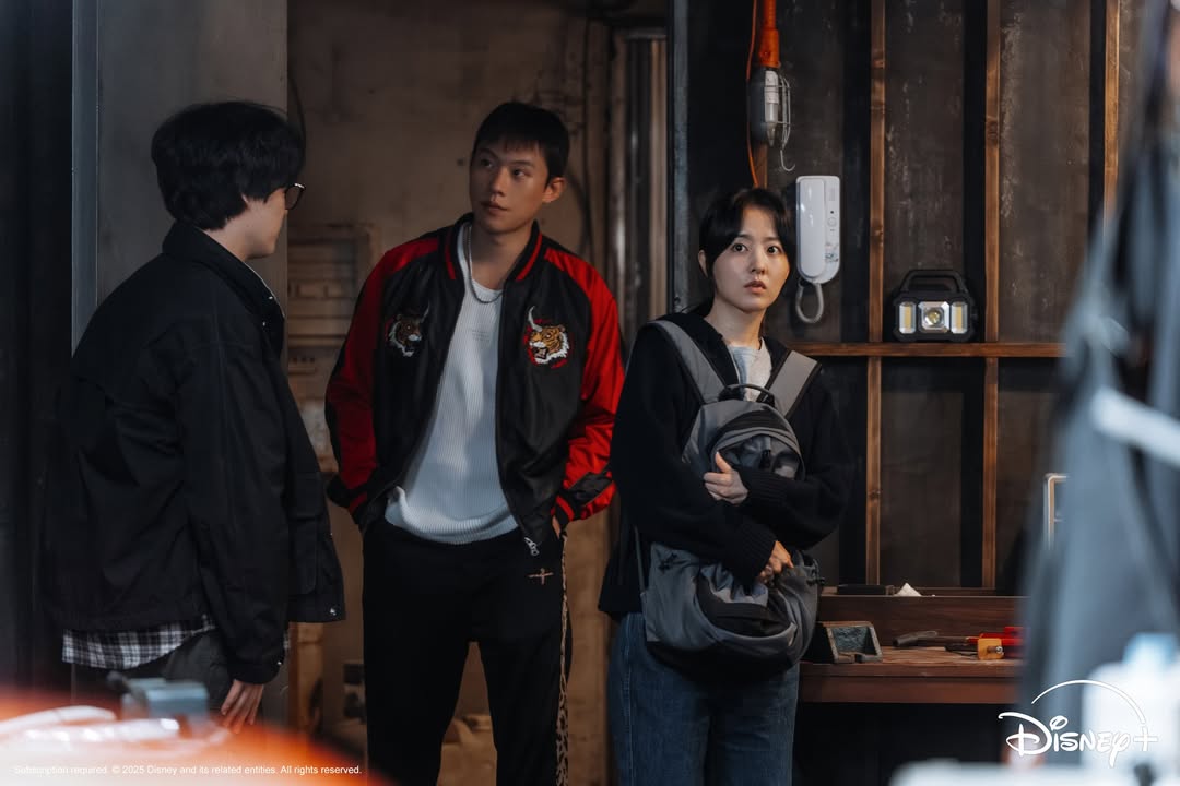 2026 Disney+韓劇超狂陣容:《21世紀大君夫人》IU&邊佑錫、《再婚皇后》李鍾碩&申敏兒、《魅惑》秀智&金宣虎、《殺人者的購物中心2》李棟旭強勢回歸 - 第4張圖 Disney+2026韓劇《操控遊戲》朴寶英、金聖喆