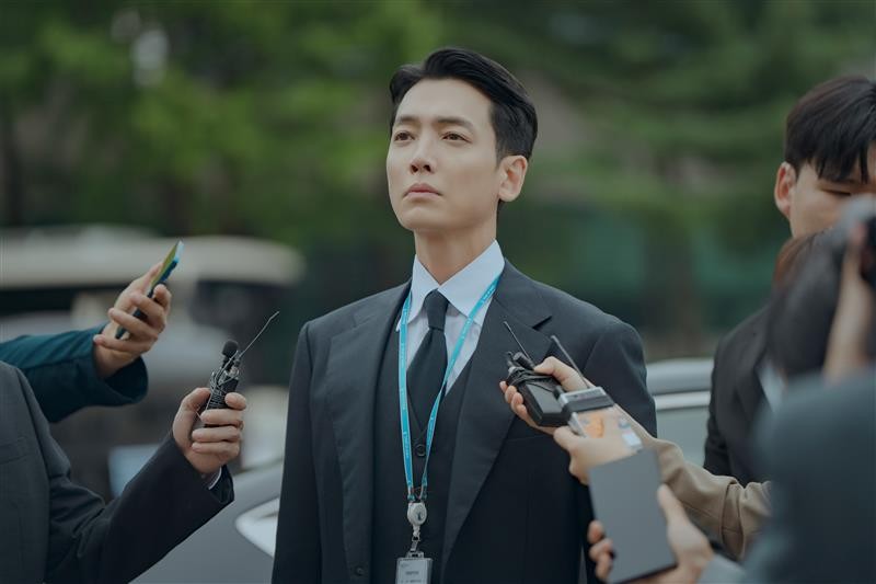 【2025 Netflix 12月片單推薦】《黑白大廚第2季》、金多美《巨洪》、李俊昊《現金英雄》、《怪奇物語5季:第2輯》、《如果我不曾見過太陽2》 - 第7張圖 Netflix韓劇《公益律師》12/6