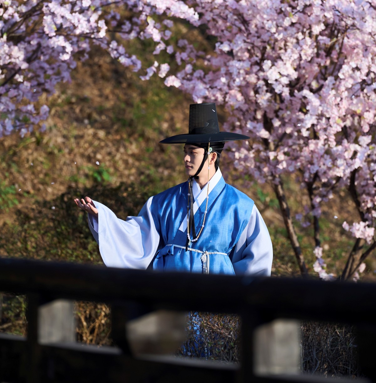 奇幻古裝韓劇《月亮在江邊流淌》11/8上線!王世子姜泰伍,與外貌神似亡妻的金世正「靈魂互換」羅曼史! - 第2張圖 《月亮在江邊流淌》姜泰伍、金世正