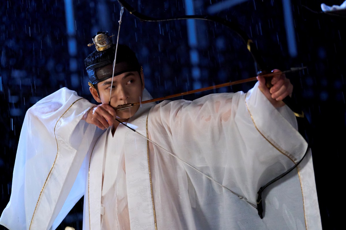 奇幻古裝韓劇《月亮在江邊流淌》11/8上線!王世子姜泰伍,與外貌神似亡妻的金世正「靈魂互換」羅曼史! - 第3張圖 《月亮在江邊流淌》姜泰伍、金世正