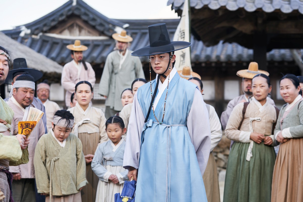 奇幻古裝韓劇《月亮在江邊流淌》11/8上線!王世子姜泰伍,與外貌神似亡妻的金世正「靈魂互換」羅曼史! - 第5張圖 《月亮在江邊流淌》姜泰伍、金世正