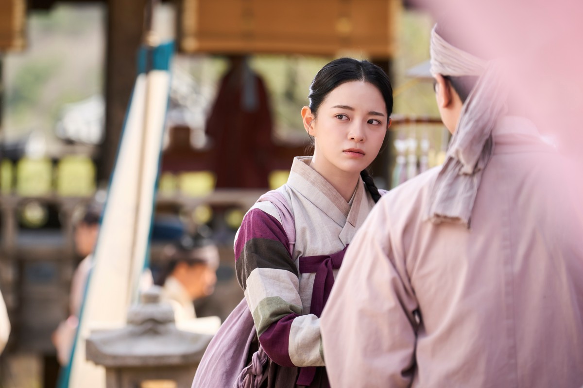 奇幻古裝韓劇《月亮在江邊流淌》11/8上線!王世子姜泰伍,與外貌神似亡妻的金世正「靈魂互換」羅曼史! - 第4張圖 《月亮在江邊流淌》姜泰伍、金世正