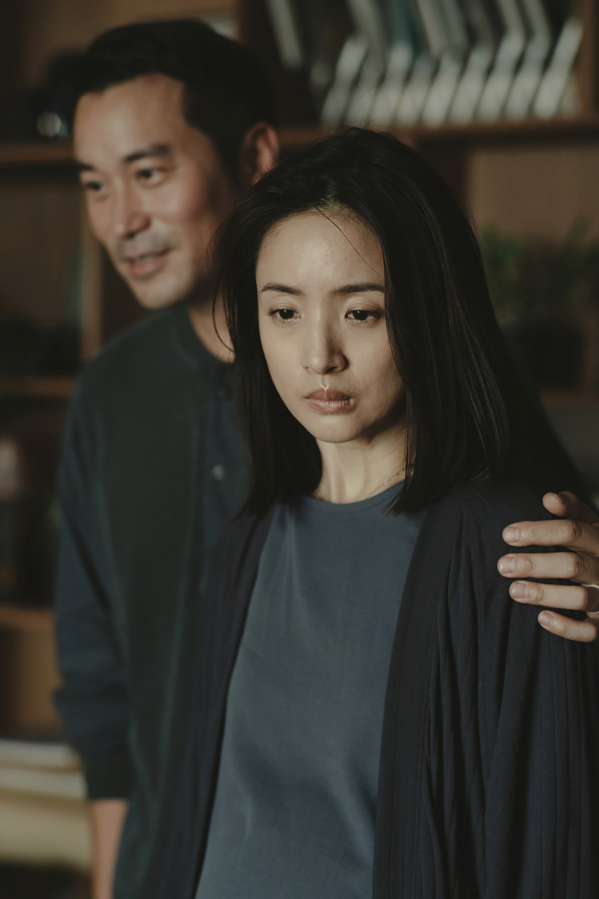 《深度安靜》林依晨（前）片中深愛著張孝全，卻選擇將心中祕密封存，成為她演藝生涯中極具壓力的代表性演出之一。