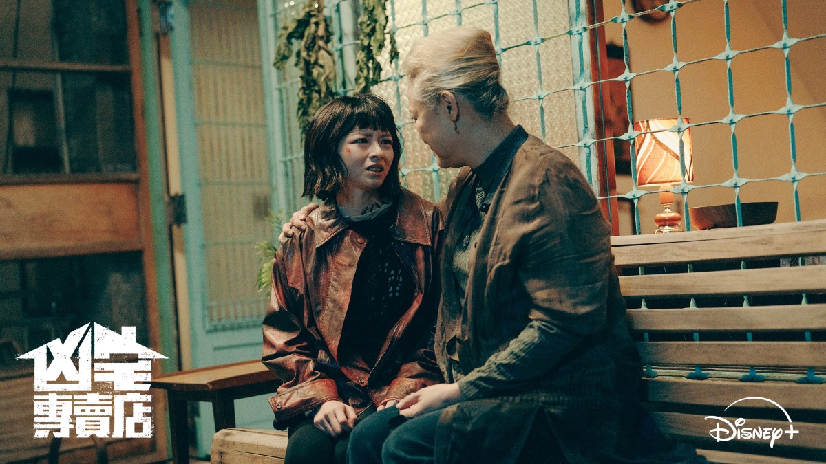 Disney+靈異台劇《凶宅專賣店》范少勳深入一間又一間凶宅..牽引出不同亡靈長居凶宅故事!陳姸霏變身法術超群通靈師,與范少勳是「冤親債主」… - 第4張圖 Disney+靈異台劇《凶宅專賣店》陳姸霏與影后洪慧芳有高強情緒對手戲