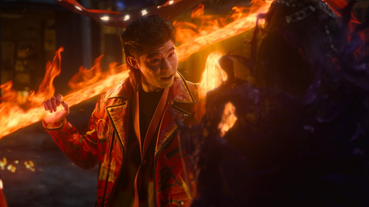 Netflix台劇《乩身》王柏傑飾演三太子手持燃燒長棍現身，帶著戲謔笑意喚他：「欸！小鬼。」