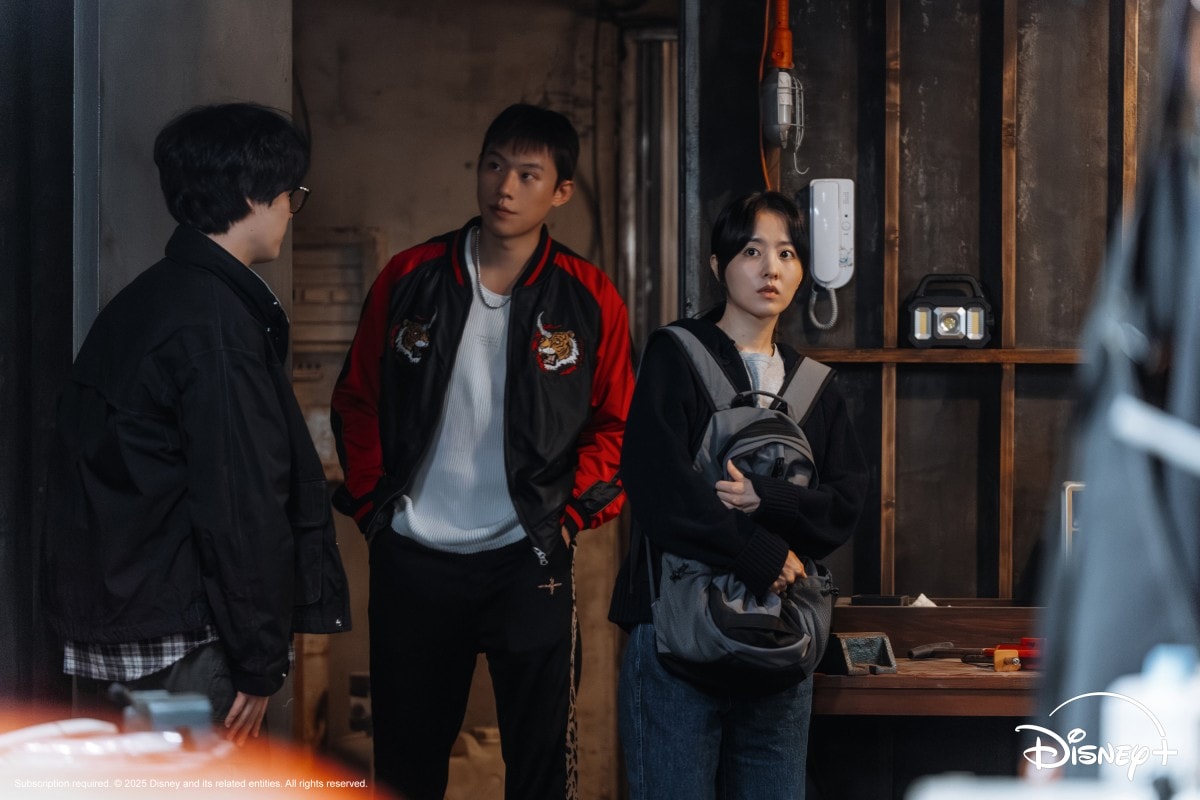 Disney+犯罪驚悚韓劇《賭金》4/29上線!朴寶英捲入走私陰謀,手握大批金條被追殺!搭檔金聖喆、李光洙上演逃亡記 - 第2張圖 Disney+犯罪驚悚韓劇《賭金》朴寶英、金聖喆