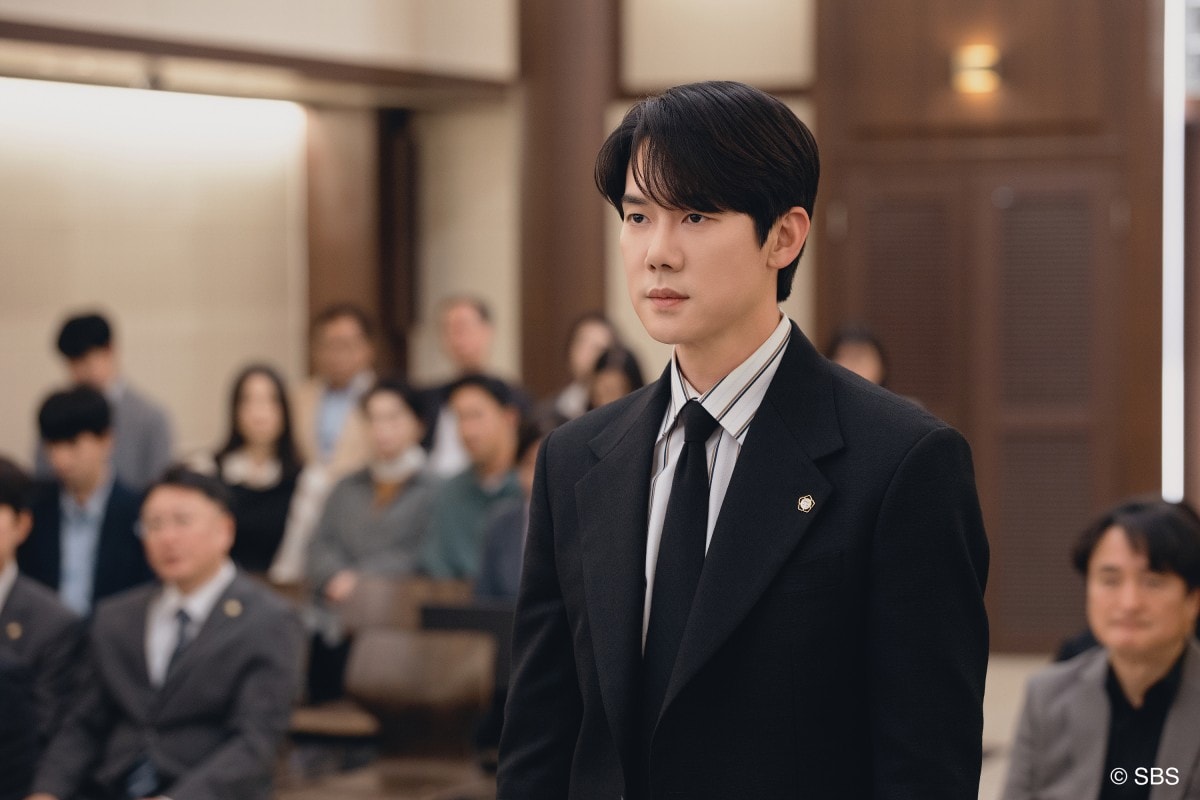 《神與律師事務所》柳演錫在法庭上因「附身」化身為不同人物。