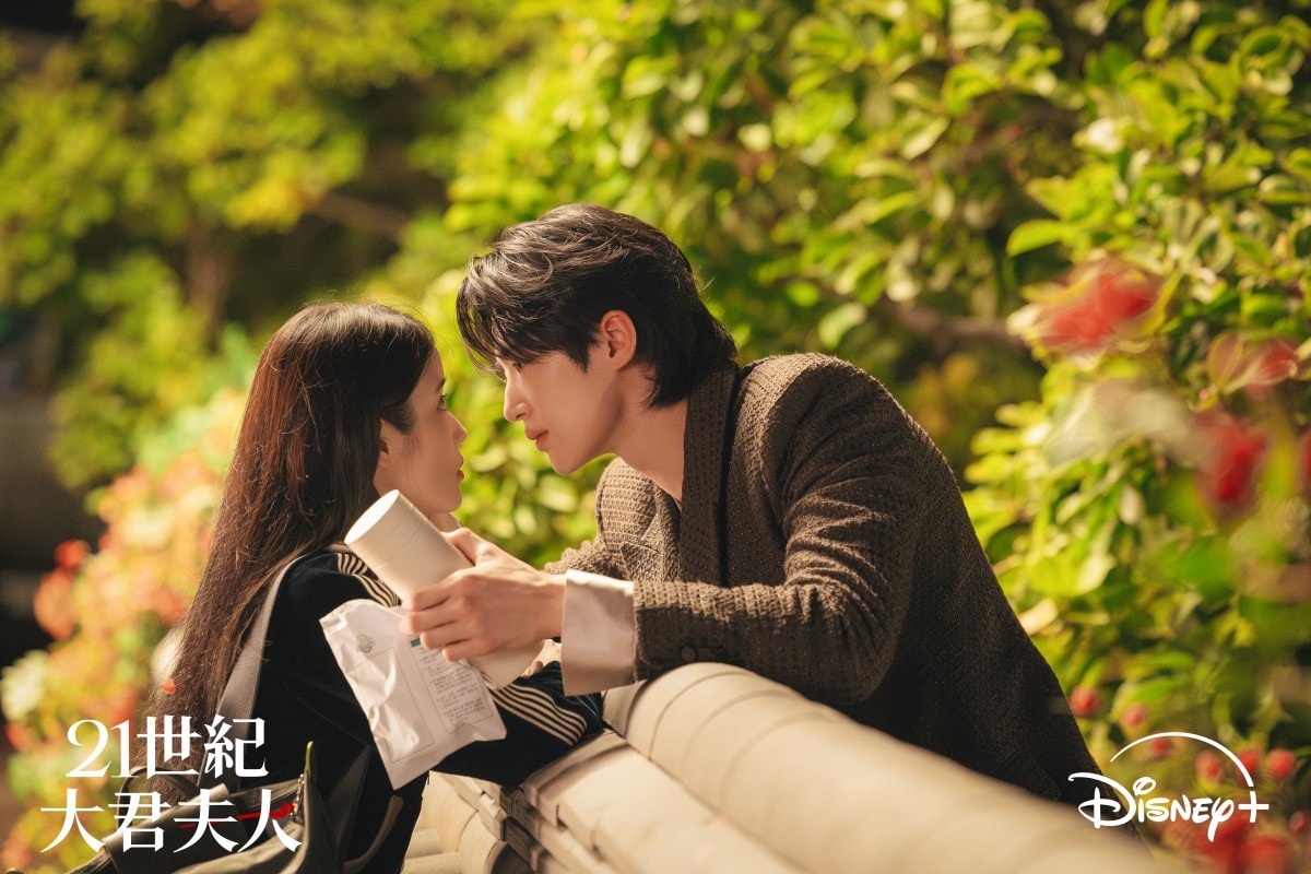 Disney+韓劇《21世紀大君夫人》邊佑錫與IU「隔牆吻」實況：「親到數不清多少次」