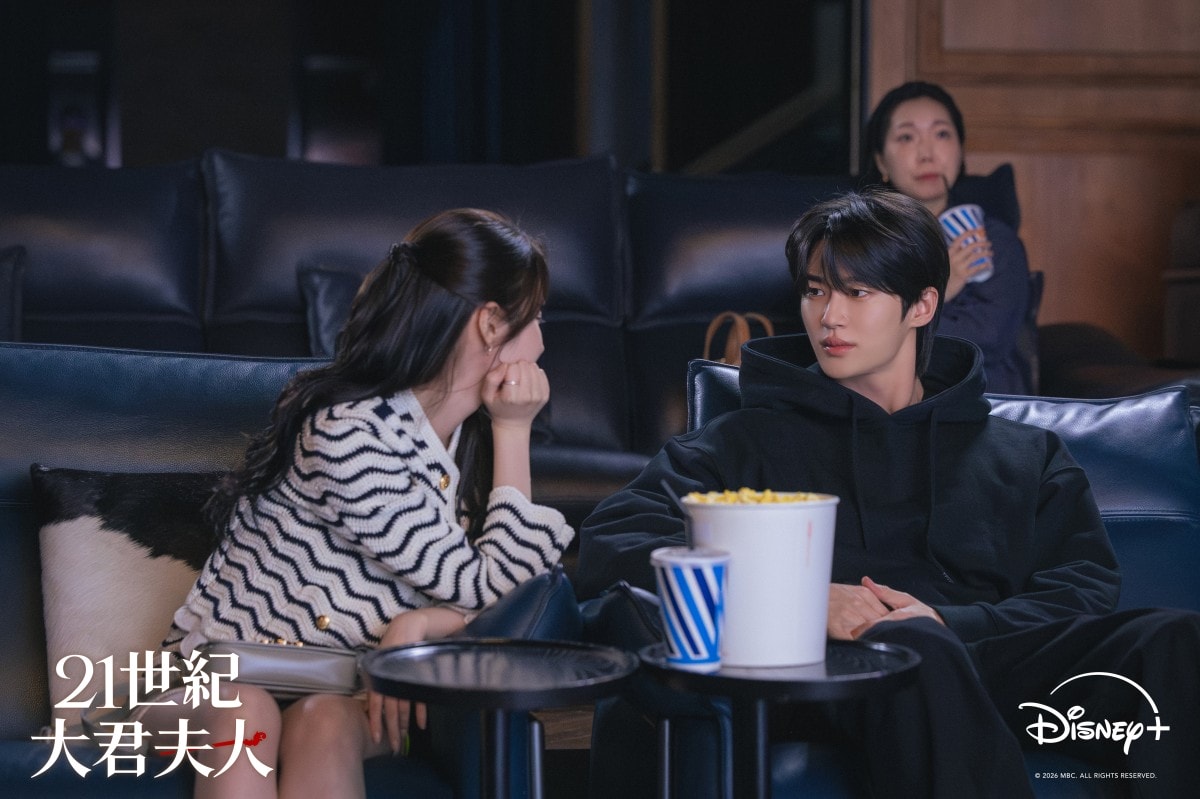 《21世紀大君夫人》IU 霸氣求婚+狂熱倒追…大君招架不住了!「女人,你引起我的注意了」邊佑錫曝「王子淪陷」心動瞬間 - 第1張圖 《21世紀大君夫人》IU 霸氣求婚+狂熱倒追...邊佑錫曝「王子淪陷」心動瞬間