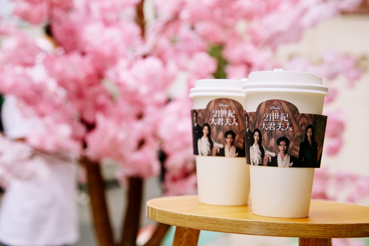 《21世紀大君夫人》快閃店空降中山站!打卡IU李知恩❤️邊佑錫戀愛名場面!拍貼機、咖啡杯、小卡組:周末限定活動一次看! - 第5張圖 Disney+於台北中山區打造《21世紀大君夫人》限定主題咖啡